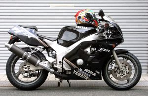 Yamaha-fzr-400-rr-08.jpg