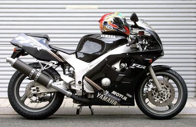 Yamaha-fzr-400-rr-08.jpg