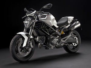 2010-Ducati-Monster696f.jpg